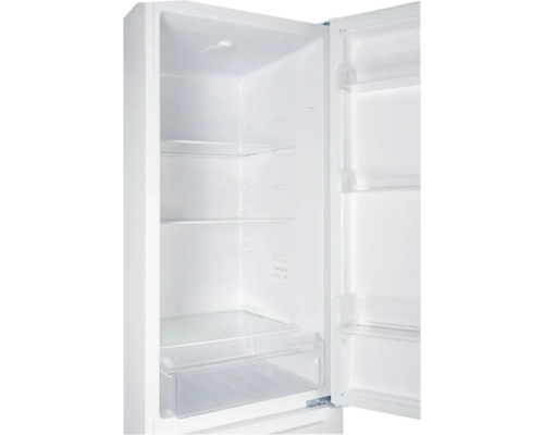 Offener Kühlschrank mit Glasablagen, Gemüsefach und Türabstellern.