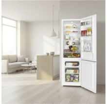 Freistehende Kühl-Gefrierkombination in Weiß mit geöffneten Türen, gefüllt mit Lebensmitteln, in einem hellen, modernen Wohnraum.