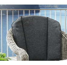 Gartenstuhl mit grauer Polsterung und Rattanoptik