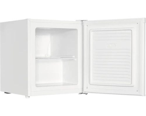 Kleiner weisser Gefrierschrank mit geöffneter Tür und einem Einlegeboden im Innenraum.