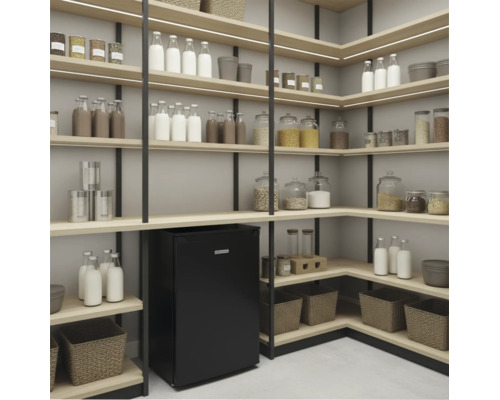Organisierte Vorratskammer mit schwarzen Metallregalen, hellen Holzbrettern, integrierter LED Beleuchtung, Vorratsgläsern und kleinem Kühlschrank.