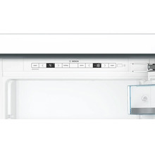 Vue intérieure d'un réfrigérateur avec commande électronique et affichage de la température