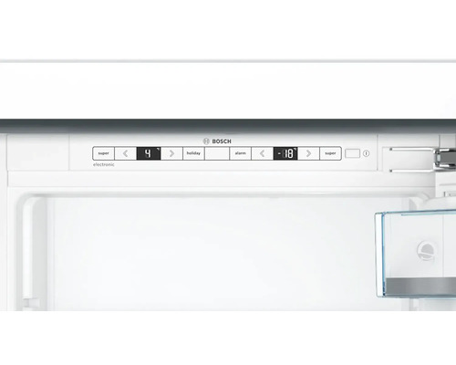 Vue intérieure d'un réfrigérateur avec commande électronique et affichage de la température