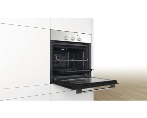 Four encastrable avec porte ouverte dans une kitchenette.