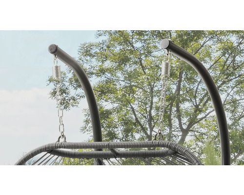 Detailaufnahme eines Hängekorbs mit Metallrahmen und Kettenaufhängung für den Aussenbereich.