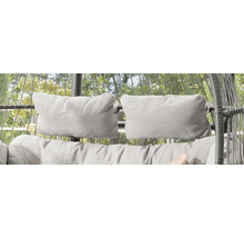 Nahaufnahme eines Hängesessels mit Kissen