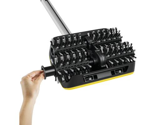 Kehrmaschine mit Bürstenwalzen und Griff