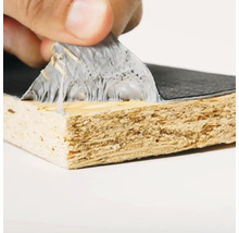 Gros plan d'une main retirant un film protecteur d'une plaque de bois revêtue