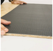 Vue détaillée d'une plaque d'isolation phonique posée sur une plaque de bois