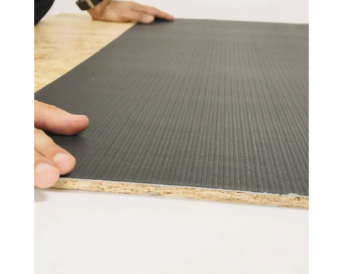 Vue détaillée d'une plaque d'isolation phonique posée sur une plaque de bois