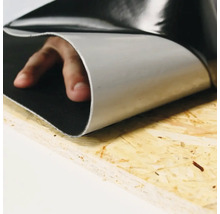 Feuille d'étanchéité flexible posée sur une surface en bois