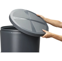 Des mains soulèvent le couvercle gris en plastique d'un récupérateur d'eau de pluie 4rain.