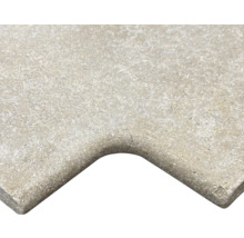 Travertinfliese mit abgerundeter Ecke