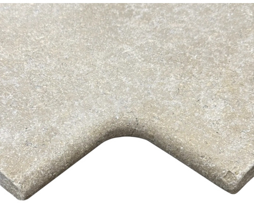 Travertinfliese mit abgerundeter Ecke