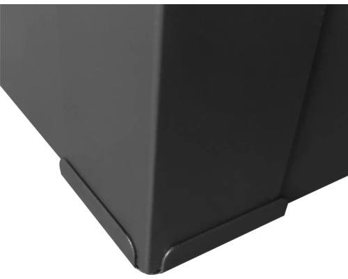 Vue détaillée d'un angle d'un bac à plantes en acier