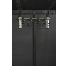 Support à vélos sur un mur de cabanon de jardin gris