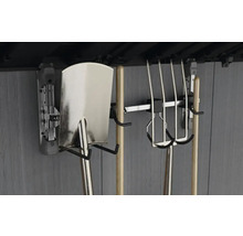 Outils de jardin suspendus à un mur à outils