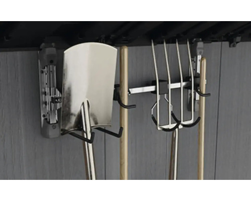 Outils de jardin suspendus à un mur à outils