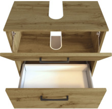 Meuble sous-vasque aspect bois avec deux tiroirs ouverts, poignées noires et découpe pour siphon.