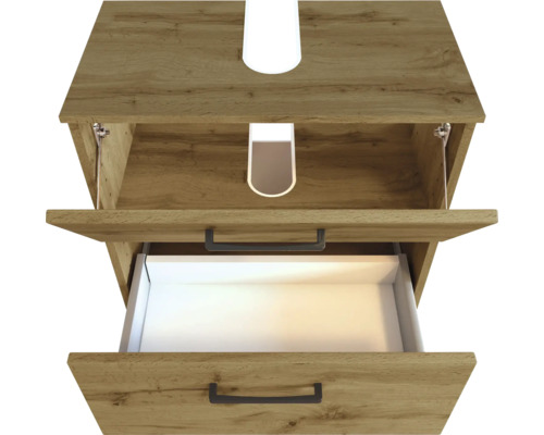 Meuble sous-vasque aspect bois avec deux tiroirs ouverts, poignées noires et découpe pour siphon.