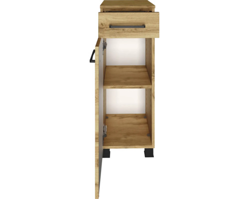 Meuble bas étroit aspect chêne avec un tiroir, une porte ouverte et une étagère, poignées et pieds noirs.