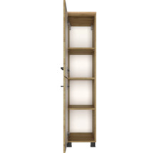 Armoire haute de salle de bain avec deux portes ouvertes aspect chêne, quatre compartiments, paroi arrière blanche et pieds noirs.
