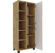 Armoire haute aspect bois avec des étagères ouvertes à gauche et une porte ouverte à droite.