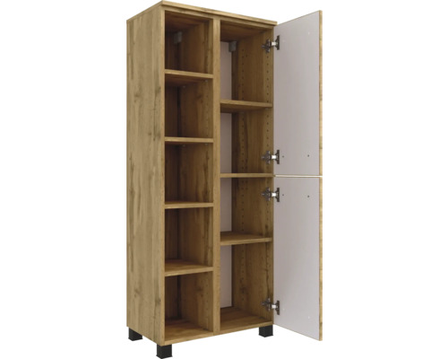 Armoire haute aspect bois avec des étagères ouvertes à gauche et une porte ouverte à droite.