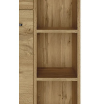 Vue détaillée d'un meuble avec des compartiments d'étagères ouverts en aspect bois.