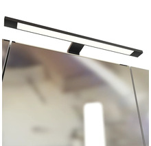 Schwarze LED-Spiegelleuchte zur Aufsatzmontage auf einem Badezimmerspiegel, geradliniges Design.