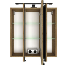 Armoire de toilette aspect bois avec trois portes ouvertes, étagères en verre, éclairage et prise intégrée.
