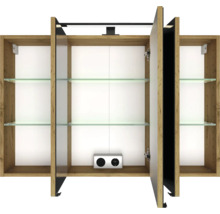 Armoire de toilette à trois portes avec corps en décor bois, éclairage LED, tablettes en verre et prise électrique intégrée.