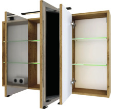 Armoire de toilette à trois portes avec décor chêne, étagères en verre, éclairage LED et prise intérieure. Portes miroir présentées ouvertes.