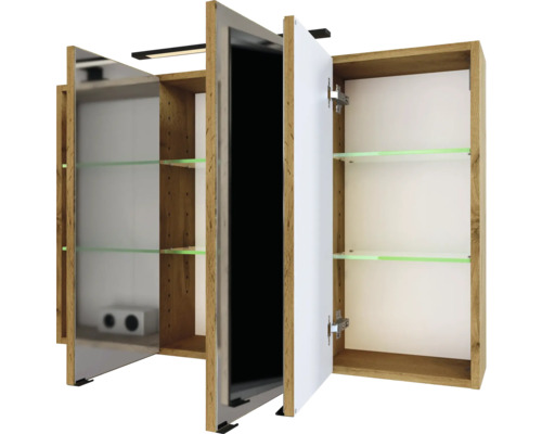 Armoire de toilette à trois portes avec décor chêne, étagères en verre, éclairage LED et prise intérieure. Portes miroir présentées ouvertes.