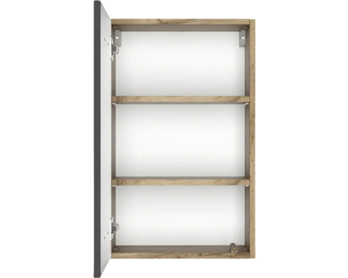Meuble haut de salle de bains ouvert aspect chêne avec deux tablettes en verre et paroi intérieure blanche.