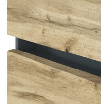 Vue détaillée d'un meuble de salle de bain aspect chêne avec poignée intégrée en anthracite.