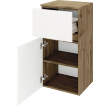 Meuble de salle de bain aspect bois avec façade blanche, un tiroir ouvert et une porte ouverte avec des étagères intérieures.