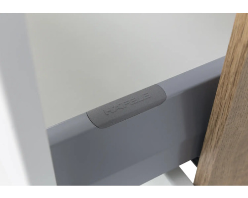 Vue détaillée d'un côté de tiroir en métal gris avec Häfele Logo.