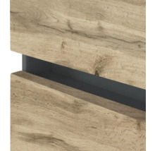 Détail d une façade de meuble au décor chêne avec une poignée encastrée anthracite.