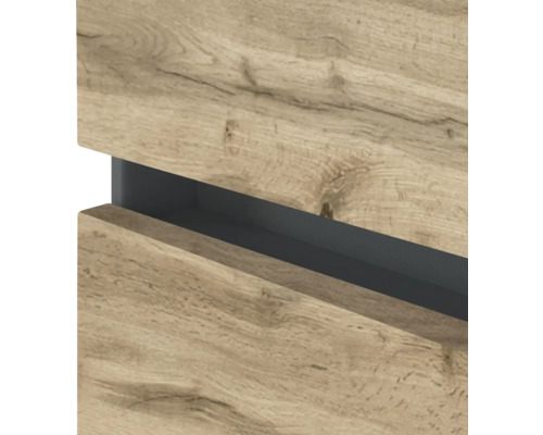 Détail d une façade de meuble au décor chêne avec une poignée encastrée anthracite.