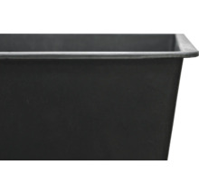 Detailansicht einer schwarzen Mörtelwanne aus Kunststoff.