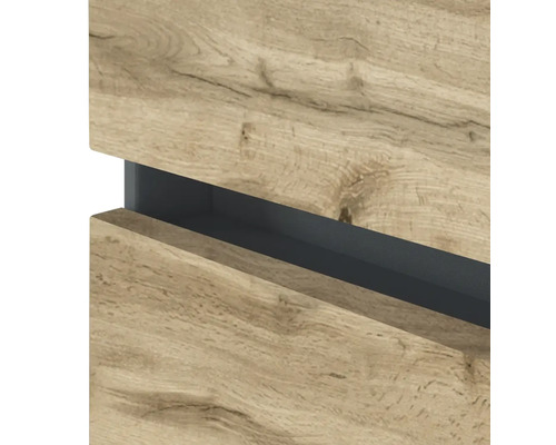 Vue détaillée d'un meuble de salle de bain avec façades aspect bois et une poignée encastrée gris foncé.