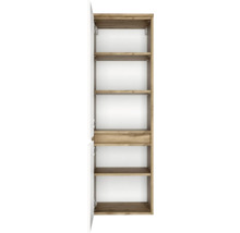 Armoire haute de salle de bains avec corps aspect chêne et porte blanche, représentée ouverte avec cinq compartiments de rangement.