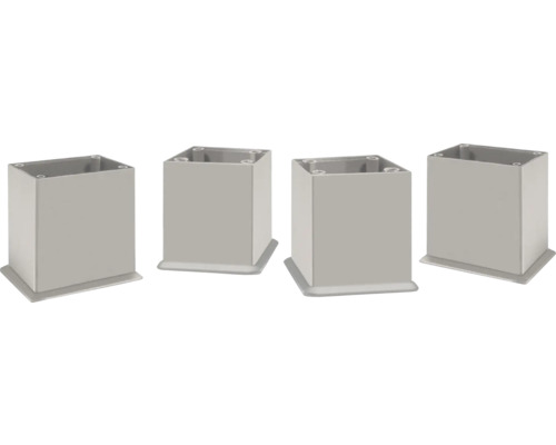 Quatre pieds de meuble carrés en plastique gris.