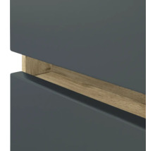 Détail d'un meuble gris avec une poignée encastrée horizontale en bois clair.