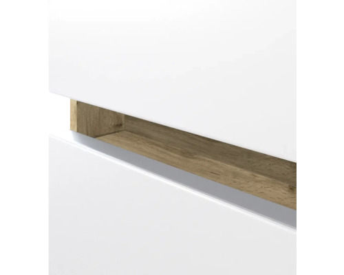 Gros plan d'une façade de meuble blanche avec une poignée encastrée aspect bois.