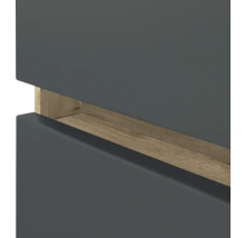 Vue détaillée d'une façade de meuble anthracite avec poignée encastrée aspect bois.