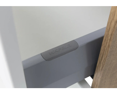 Häfele Logo sur un élément de tiroir gris en métal.