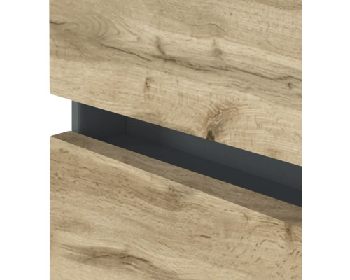 Vue détaillée d'une façade de meuble sans poignée en aspect chêne avec une poignée encastrée sombre.