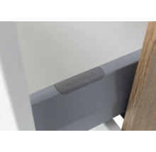 Häfele Logo an einem grauen Schubladenseitenprofil mit Holzfront.